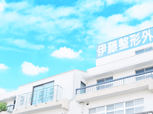 白い建物の外観  
