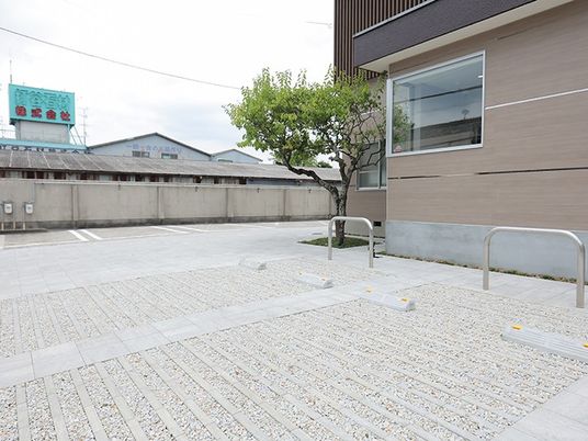 明るい外観の中庭  