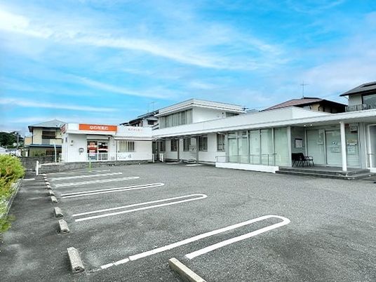 広い駐車場の外観  