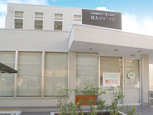 明るい建物外観  