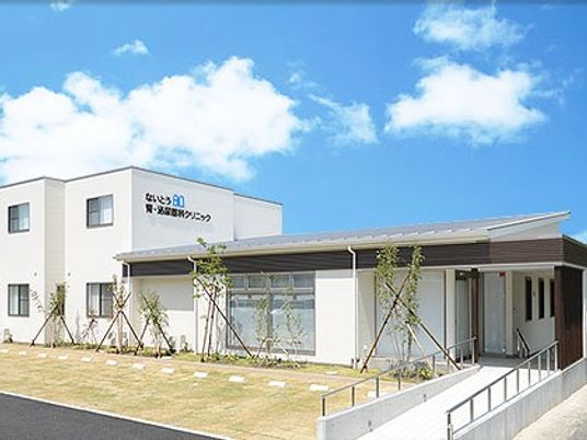 明るい外観の建物前  