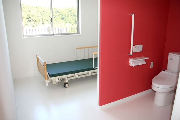 ベッドとトイレの居室  