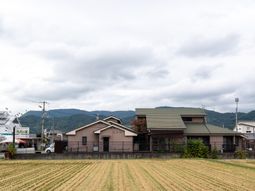 自然に囲まれた建物の外観