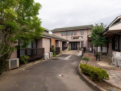 緑に囲まれた建物の外観