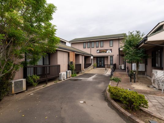緑に囲まれた建物の外観
