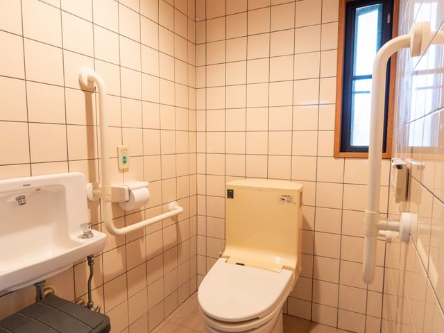 清潔なトイレ トイレ 手すり付きで安全に配慮されたトイレです。明るい壁面で開放感があります。