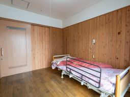 明るい木目の居室