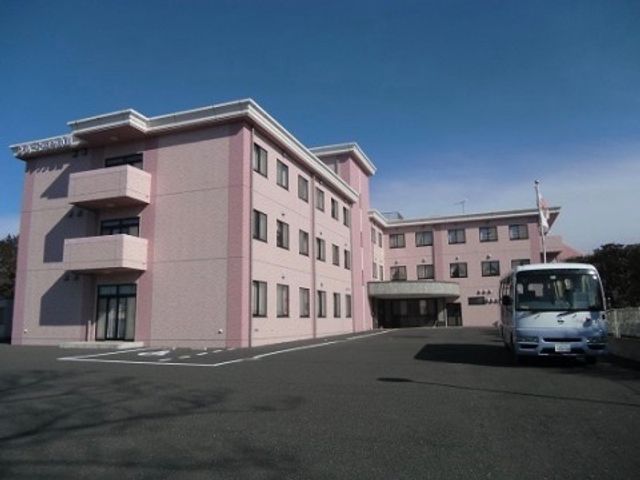 ピンクの建物外観 施設外観 広々としたバス乗り場のあるピンク色の建物です。快適な通勤や来訪が期待でき、新たな職場として魅力的かもしれません。