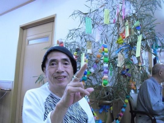 笑顔の方と緑の装飾