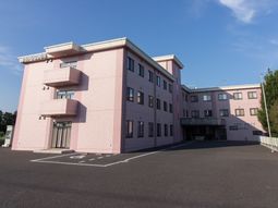 明るい建物のエントランス