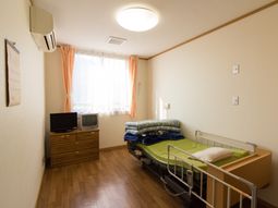 居室のベッドとテレビ