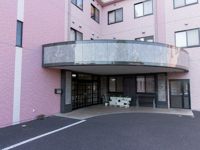 建物入口と外観 エントランス ゆったりとした入口のエントランスは、訪れる人に明るい印象を与え、安心感を提供します。