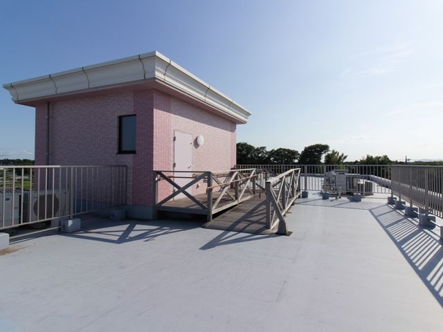 屋上デッキと小屋 屋上 開放感のあふれる屋上テラスです。天気の良い日には、新鮮な空気と景色をお楽しみいただけます。