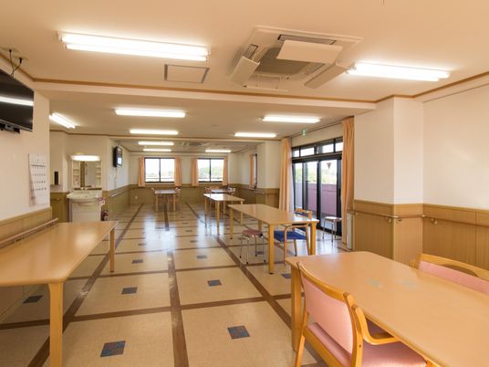 広々とした明るい食堂