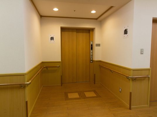 廊下とエレベーターの一角
