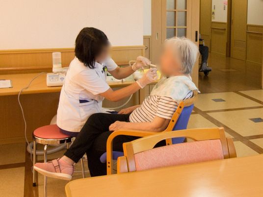 介助される高齢者