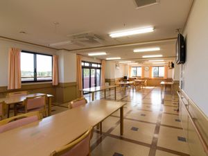 広々とした明るい食堂