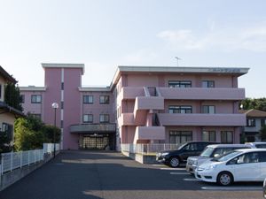 ピンクの建物外観