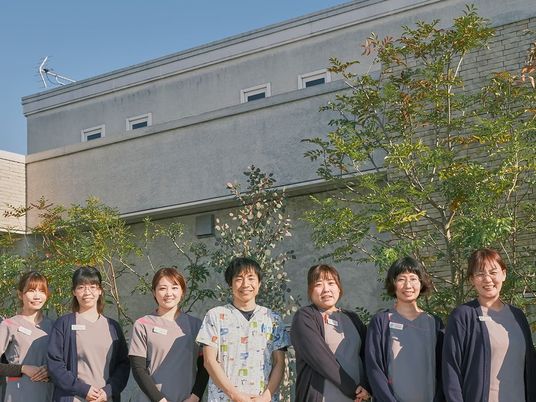 スタッフの集合写真 外観  