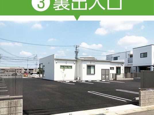 建物外観と駐車場  