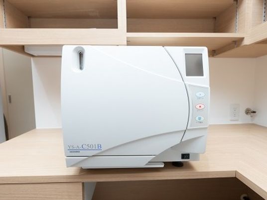 家庭用ミシンのある作業台  