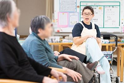 交流の様子を示す室内
