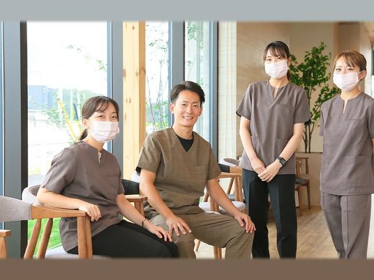 スタッフが並ぶラウンジ  