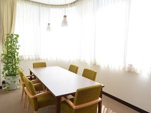 明るい食堂の一角  