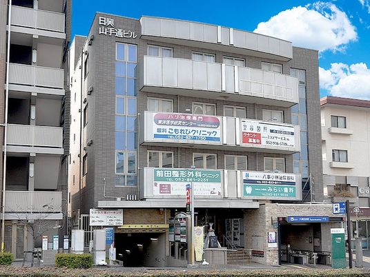 駅前の建物外観  