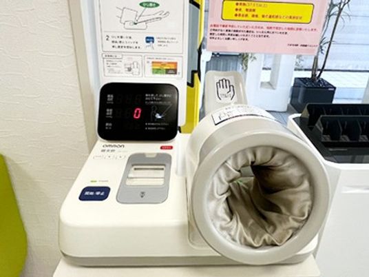 血圧計と消毒設備のある洗面台  