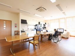 明るい共用ダイニングエリア