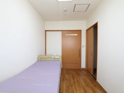 シンプルな居室の様子
