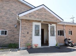 明るい建物の入り口