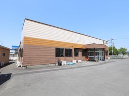 明るい日差しの外観