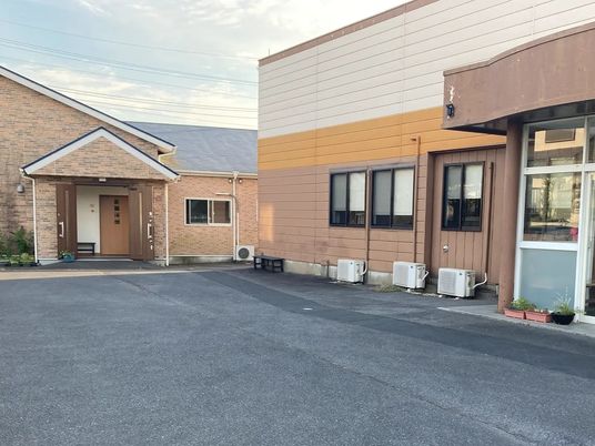明るい外観の玄関まわり  