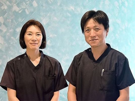 制服の男女スタッフ  