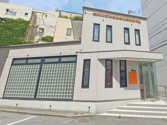 白い外壁の施設外観  