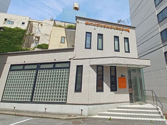 明るい外観の建物  
