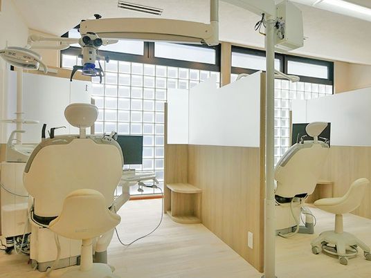訓練用の診療台が並ぶ機能訓練室  