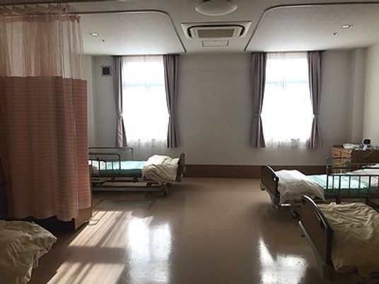 ベッドが並ぶ居室  