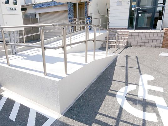 段差解消のスロープ外観  