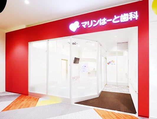 赤い看板の出入口  