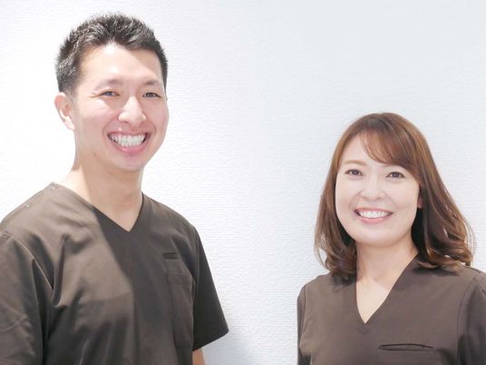 笑顔のスタッフ2人の様子  
