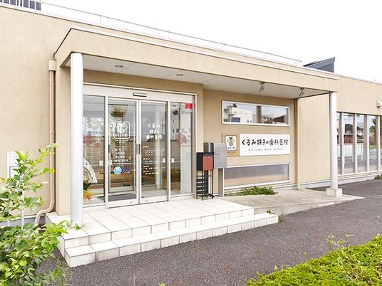 明るい玄関前の外観  