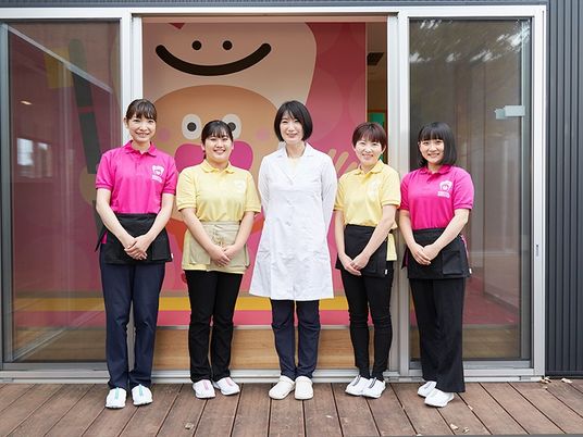スタッフ5人の玄関前  