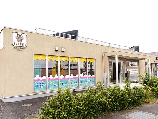 明るい外観の建物  