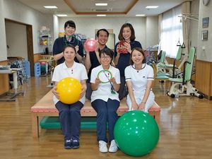 職員が並ぶ機能訓練室  