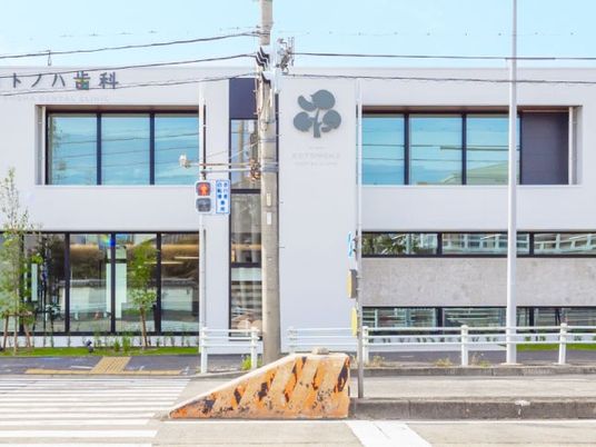 建物外観と横断歩道  