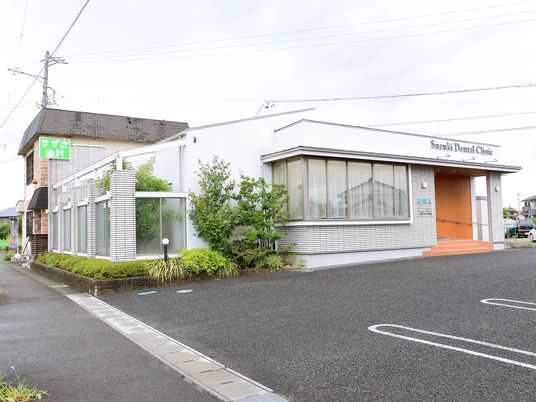 明るい外観の建物  