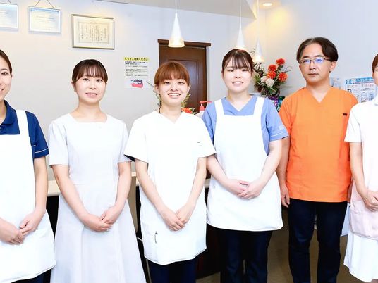笑顔のスタッフ集合ロビー  